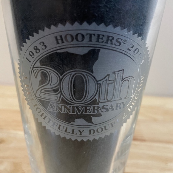 Vintage Hooters 20th Anniversary Budweiser Pint Beer Glass 16 oz Collectible Bar - Picture 5 of 6